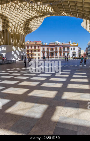 Schachbrettmuster auf dem Boden der Setas de Sevilla in Spanien Stockfoto