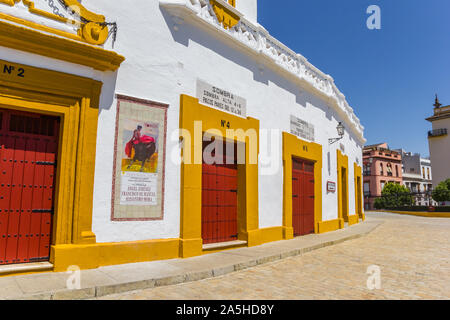 Rote und gelbe Türen an der Stierkampfarena von Sevilla, Spanien Stockfoto