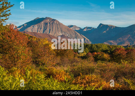 Panoramablick auf die Abruzzen Berge im Herbst Stockfoto