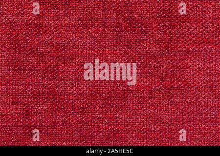 Rot flauschiger Hintergrund. shaggy Faseroberfläche. fine grain roter Stoff fühlte. eine Textur polyester Close-up. Stockfoto