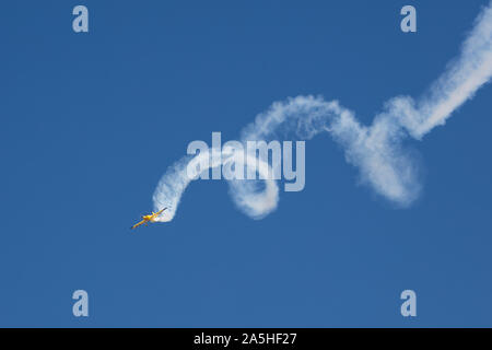 Fort Worth, Texas, USA. Okt, 2019 20. Ein Flugzeug führt während der Fort Worth Alliance Air Show in Fort Worth, Texas, USA, Okt. 20, 2019. Credit: Tian Dan/Xinhua/Alamy leben Nachrichten Stockfoto