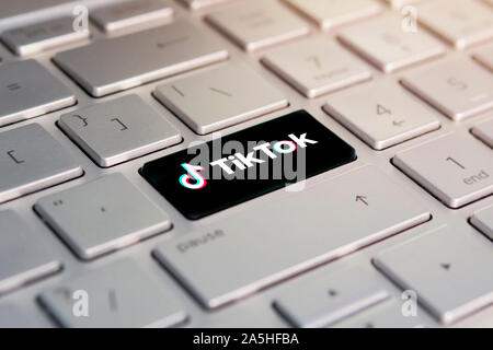 3. Juni 2018. Stadt Barnaul. Russland. Schaltfläche mit dem Firmenlogo tiktok auf die graue Tastatur eines modernen Laptop. Stockfoto