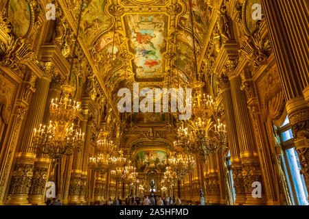 Blick von der schönen großen Foyer Blick nach Osten. Die Halle der berühmte Palais Garnier wurde konzipiert als Salon für Paris Gesellschaft zu handeln. Seine... Stockfoto