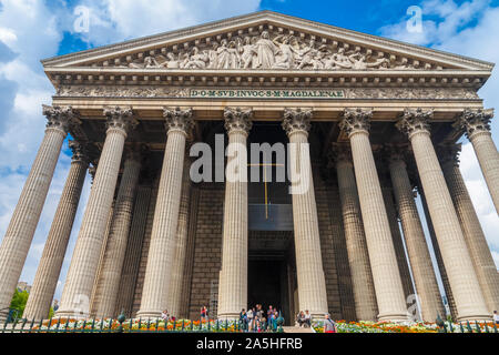 Niedrig - Engel Schoß der Kirche La Madeleine mit ihrem schönen Portikus vorne in Paris. Die korinthischen Säulen und der Giebel Skulptur des Letzten... Stockfoto