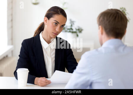 Junge weibliche hr manager Durchführung Job Interview mit männlichen Bewerber. Stockfoto