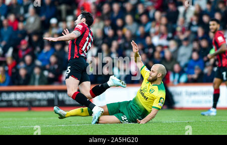 Teemu Pukki aus Norwich (rechts) bringt Adam Smith aus Bournemouth wegen eines Fouls während des Premier League-Spiels zwischen AFC Bournemouth und Norwich City im Vitality Stadium Stadium , Bournemouth , 19. Oktober 2019 - nur für redaktionelle Verwendung. Keine Verkaufsförderung. Für Football-Bilder gelten Einschränkungen für FA und Premier League. Keine Nutzung des Internets/Handys ohne FAPL-Lizenz - für Details wenden Sie sich an Football Dataco Stockfoto