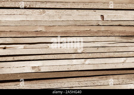 Stapel von vielen veralteten Sperrholz hartholz Plank Holz in einer Reihe gestapelt. Abstrakte Textur Hintergrund. Platz kopieren Stockfoto