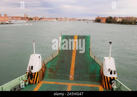 Eine Autofähre Ansätze der Stadt Venedig und der Insel La Giudecca (rechts). In der Lagune von Venedig, Italien, Europa. Stockfoto