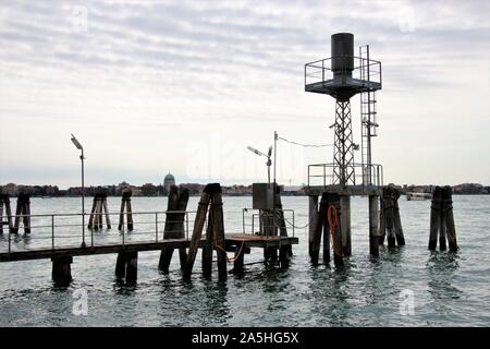 Bootssteg in Venedig, Giardini della Biennale, im Hintergrund die Insel Lido di Venezia. Italien, Süd- Europa. Stockfoto