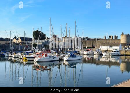 Victoria Dock mit Caernarfon Castle im Hintergrund. Stockfoto