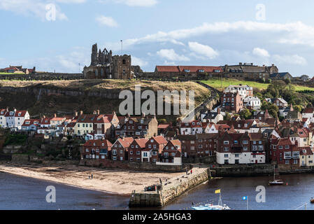 Whitby Hafen und East Cliff, North Yorkshire, England. Stockfoto