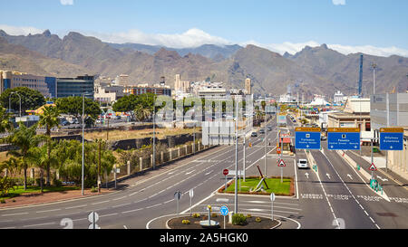 Santa Cruz de Tenerife, Spanien - 29. April 2019: Panoramablick über die Stadt an einem sonnigen Tag. Stockfoto