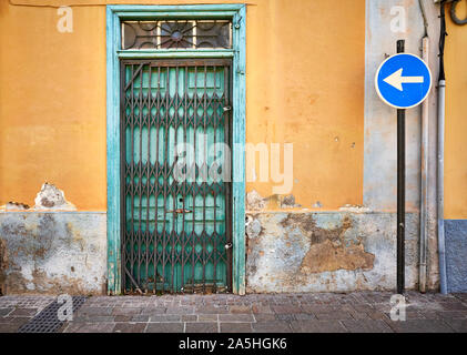 Leere Gasse mit alte Tür in der Altstadt von Santa Cruz, Teneriffa, Spanien. Stockfoto