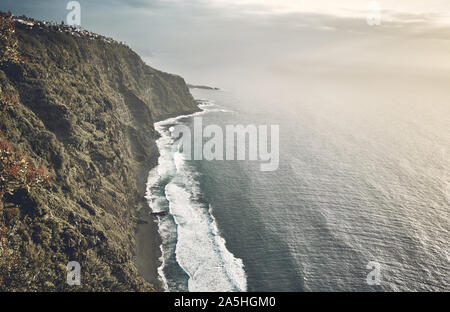 Vulkanischen Strand von einer Klippe bei Sonnenuntergang gesehen, Farbe Tonen angewendet, Teneriffa, Spanien. Stockfoto