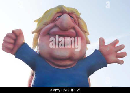 Boris Johnson 2019 der konservative Premierminister führte während des Brexit-Stillstands im Unterhaus durch die Straßen Londons. Parliament Square Brexit Super Saturday. Oktober 2019 HOMER SYKES Stockfoto