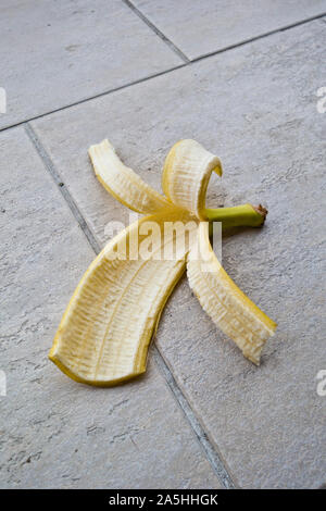 Bananenschale auf dem Boden verworfen Stockfoto