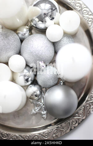 Weihnachten in Silber und Weiß glitzernden Schmuck und Kerzen. Weihnachten Hintergrund. Urlaub festliche Dekorationen. Home Decor. Stockfoto