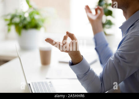 Close up Junge friedliche Geschäftsmann, mudra Geste. Stockfoto