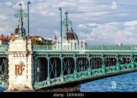 Historische Universität Brücke (Pont de l'Universite) über die Rhone in Lyon, Frankreich Stockfoto