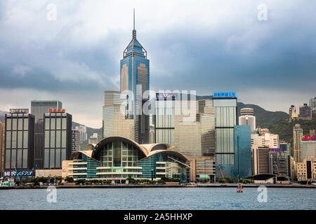 Hong Kong Island Skyline von Tsim Sha Tsui, Hong Kong Convention Center im Vordergrund und zentralen Plaza Tower in der Rückseite Stockfoto