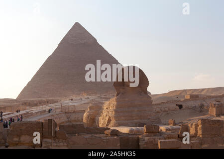 Ägypten, Gizeh, die Sphinx und die Pyramiden von Gizeh. Stockfoto
