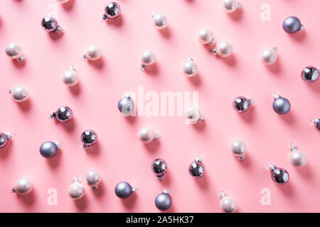 Weihnachten Hintergrund mit Silber, weißen und grauen Kugeln auf Rosa. Ansicht von oben. Weihnachten Urlaub. Für das neue Jahr. Stockfoto