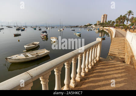 Fischereiflotte kleine Boote im Hafen von Santiago de la Rivera verankert, Manga del Mar Menor, Murcia, während der vereano Zeitraum. 15. August 2016 Stockfoto