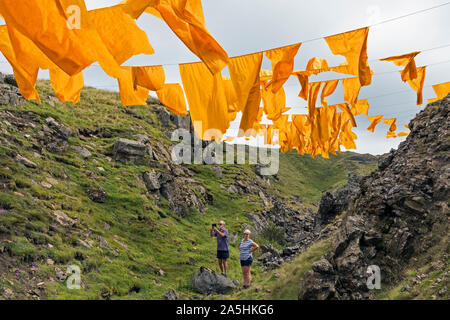 Ein Paar genießen Sie den "Hush" Kunstwerke von Künstler Steve Messam, die von der North Pennines AONB Partnership, Ballen Hush, Teesdale, County beauftragt wurde Stockfoto