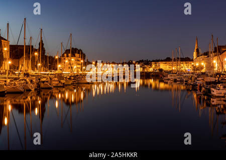 Die Verankerung Becken Redon in der Nacht auf dem Fluss Vilaine, Bretagne, Frankreich Stockfoto