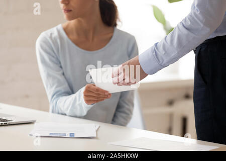 Zugeschnittenes Bild junge Unternehmen erhalten Mitarbeiter Gehalts in den Umschlag. Stockfoto