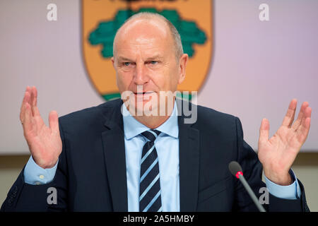 Potsdam, Deutschland. Okt, 2019 21. Dietmar Woidke (SPD), Ministerpräsident von Brandenburg, wird auf einer Pressekonferenz anlässlich des Falls der Berliner Mauer vor 30 Jahren am 10. November sprechen. Credit: Monika Skolimowska/dpa-Zentralbild/dpa/Alamy leben Nachrichten Stockfoto