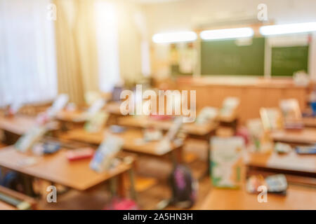 Unscharfer Hintergrund der Schule Klasse ohne Studenten. Konzept der Evakuierung und Rettung von Kindern bei Alarm oder Feuer. Stockfoto