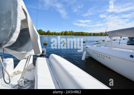 Kleine Yacht in den Hafen von Lauffen am Neckar Stockfoto