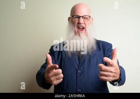 Wütend reife bärtige kahlen Geschäftsmann, Schreien und Schreien an Kamera Stockfoto