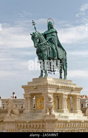 Budapest, Ungarn. 16 August, 2019. Reiterstatue des Hl. Königs Stephan (Szent Istvan lovas szobra) auf der Burg von Buda in Budapest, Ungarn. Stockfoto