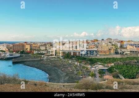 Blick auf Playa de San Juan, ist dieser Strand mit goldenem Sand in Guía de Isora liegt an der Südwestküste von Teneriffa, Kanarische Inseln. Stockfoto