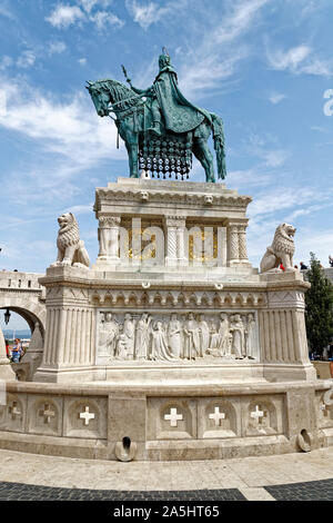 Budapest, Ungarn. 16 August, 2019. Reiterstatue des Hl. Königs Stephan (Szent Istvan lovas szobra) auf der Burg von Buda in Budapest, Ungarn. Stockfoto