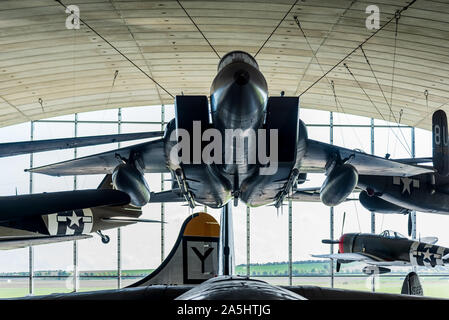 American Air Museum Duxford Cambridge - Flugzeuge vom Dach hängend der American Air Museum am IWM Duxford. McDonnell Douglas F-15A Eagle Stockfoto