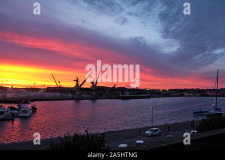 Sonnenaufgang am Hafen von Saint Malo in der Bretagne Frankreich Stockfoto