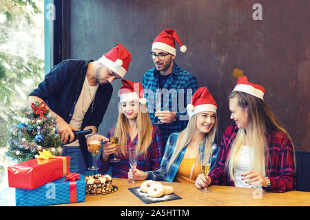 Gerne Freunde feiern Weihnachten zu Hause trinken Champagner Party Stockfoto