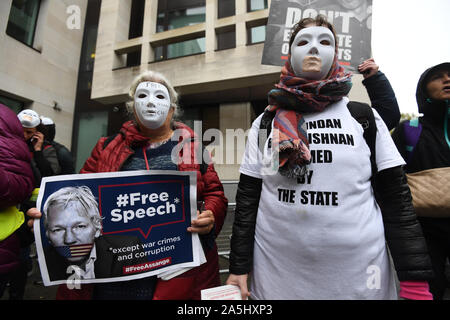 Julian Assange Unterstützer außerhalb Amtsgericht Westminster in London, wo die Wikileaks Gründer ist für eine gerichtliche Anhörung in Bezug auf seine Auslieferung in die Vereinigten Staaten über Behauptungen, daß er einen Bund In einem klassifizierten Pentagon Computer zu brechen zu erscheinen. Stockfoto