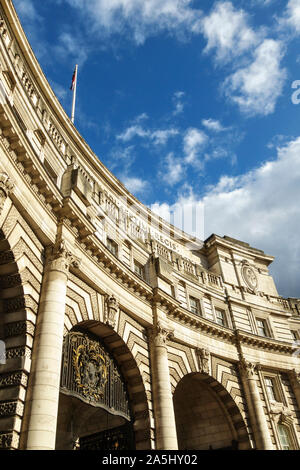 Admiralty Arch, The Mall, London, UK (1912). Zuvor Ämter, es war im Jahr 2016 verkauft und ist in einem Waldorf Astoria Hotel umgewandelt werden. Stockfoto
