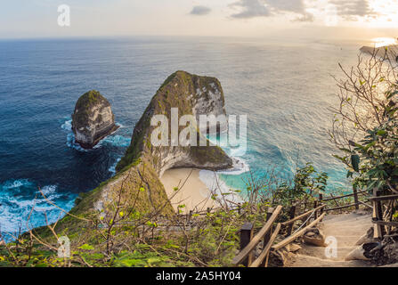 Manta-Bucht oder Kelingking Strand auf Nusa Penida Insel, Bali, Indonesien Stockfoto