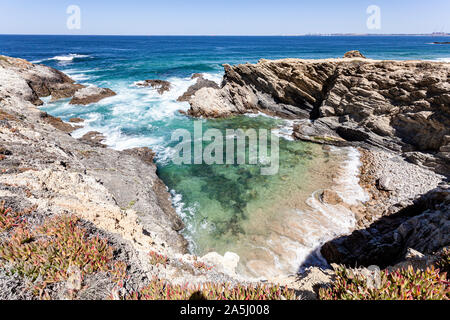 Gerollt Steine Strand durch die Klippen der Küste in Portugal Alentejana geschützt. Stockfoto