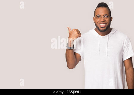 Aufgeregt African American man auf leere Kopie Raum Stockfoto