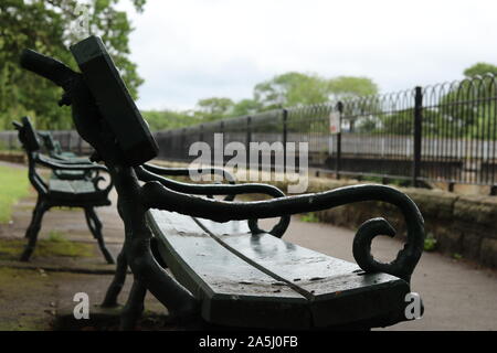 Eine nasse Sitzbank neben einem Fluss in Otley, Yorkshire Stockfoto