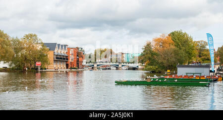 Ein Blick auf die Themse in Windsor in Richtung der Eton Brücke. Stockfoto