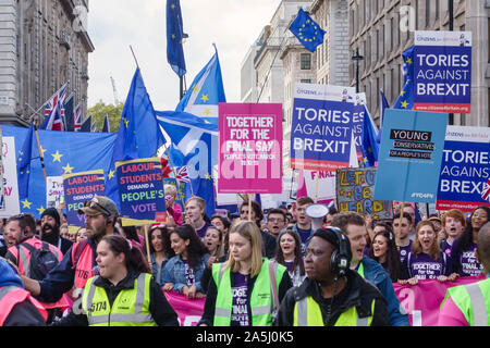 London, Großbritannien. Am 19. Oktober 2019, mehr als eine Million Menschen März ein zweites Referendum auf Großbritanniens Mitgliedschaft in der EU zu verlangen. Stockfoto