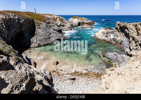 Gerollt Steine Strand durch die Klippen der Küste in Portugal Alentejana geschützt. Stockfoto