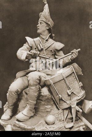 Schlacht von Dettington/Dettingen, Der Schlagzeugerknabe (1743 Uniform, der den Ruf zu Den Armen schlägt) von Sir William Goscombe John RA (1860-1952) walisischer Bildhauer. Es war als Gedenken an die Exploits des King's Liverpool Regiment gedacht, aber es war auch die letzte britische Schlacht, an der ein Monarch teilnahm (George II). Stockfoto